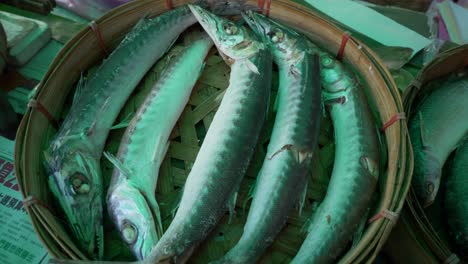 Pescado-Del-Océano-Cocido-Al-Vapor-En-El-Mercado-Local-De-Mariscos-De-La-Calle-Asiática-De-Tailandia-A-La-Venta-Documental