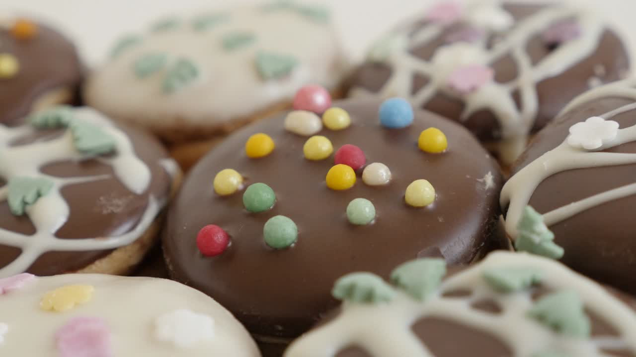 pasteles de té mezclados rellenados con mermelada en la pila 4k