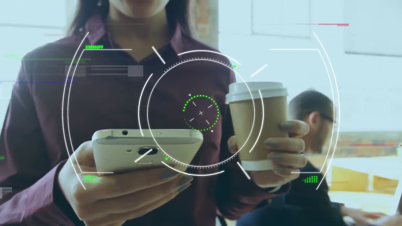 animación de escaneo de alcance y procesamiento de datos sobre una mujer de negocios que usa un teléfono inteligente