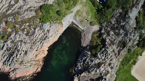 tranquila y pequeña playa alevik con acantilados irregulares en lysekil, suecia