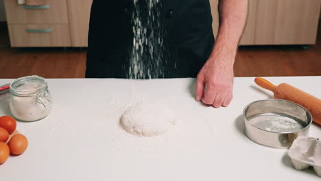 una pareja casada viendo una receta en línea.