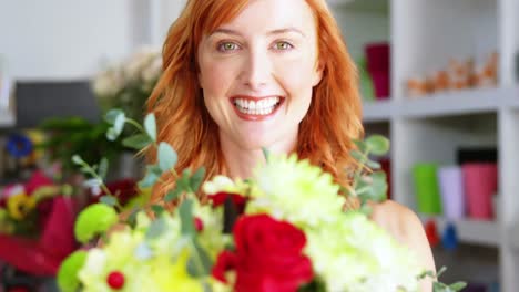 florista femenina sosteniendo un ramo de flores