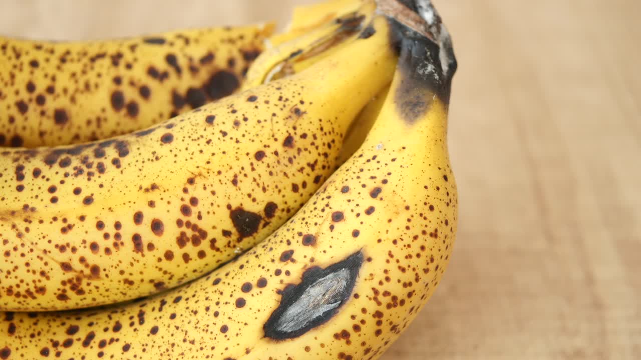 primer plano de plátanos maduros con manchas marrones