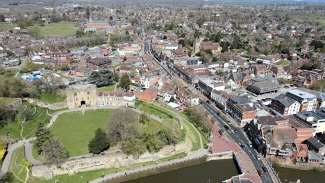 Tonbridge-Kent-Reino-Unido-Tire-Hacia-Atrás-Drone-Revelar-4k