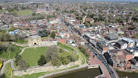 tonbridge kent reino unido tire hacia atrás drone revelar 4k