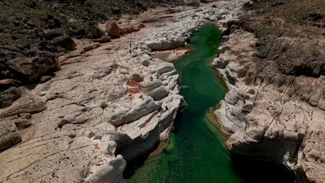 Varios-Turistas-En-El-Exótico-Desfiladero-De-Piedra-Caliza-En-El-Cañón-Wadi-Dirhur,-Isla-De-Socotra,-Yemen