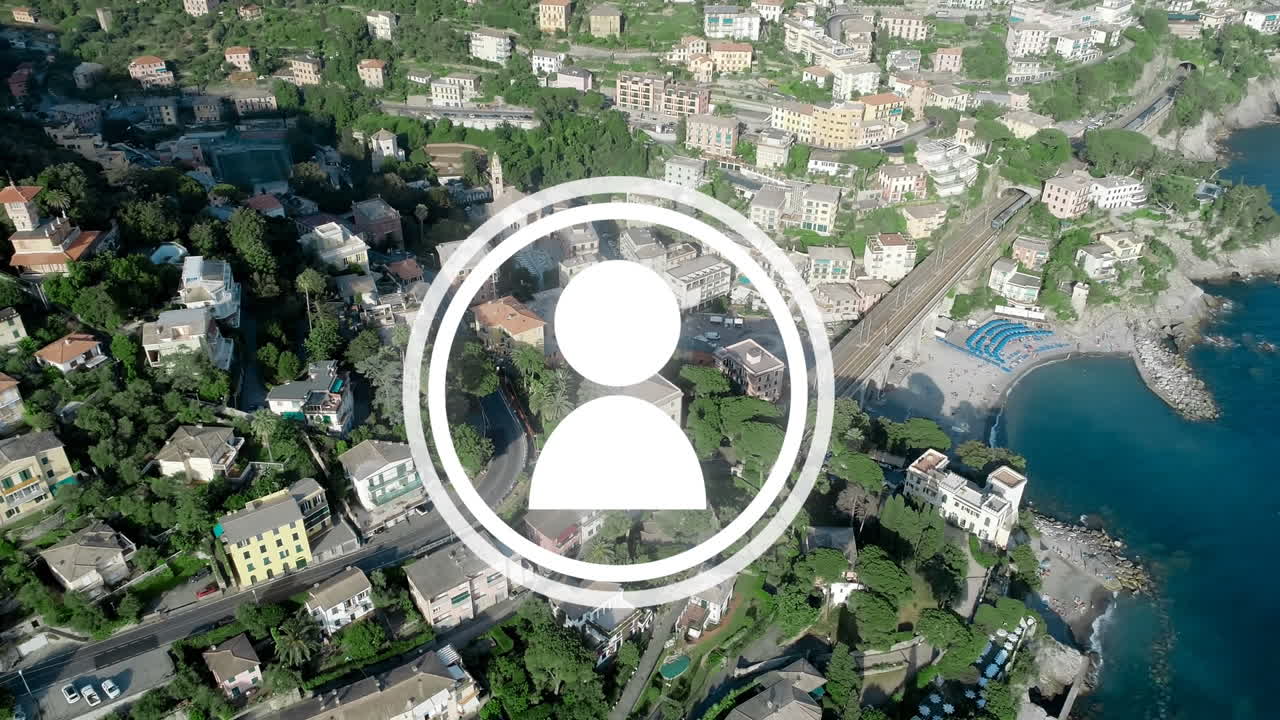 animación de un icono de una sola persona escaneando sobre edificios en una ciudad costera moderna