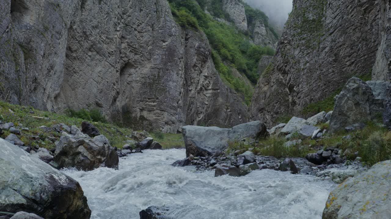 Paesaggio del canyon del fiume montano