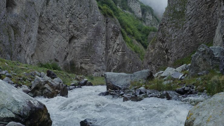 Paesaggio del canyon del fiume montano