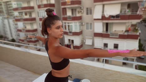 mujer haciendo yoga en un techo