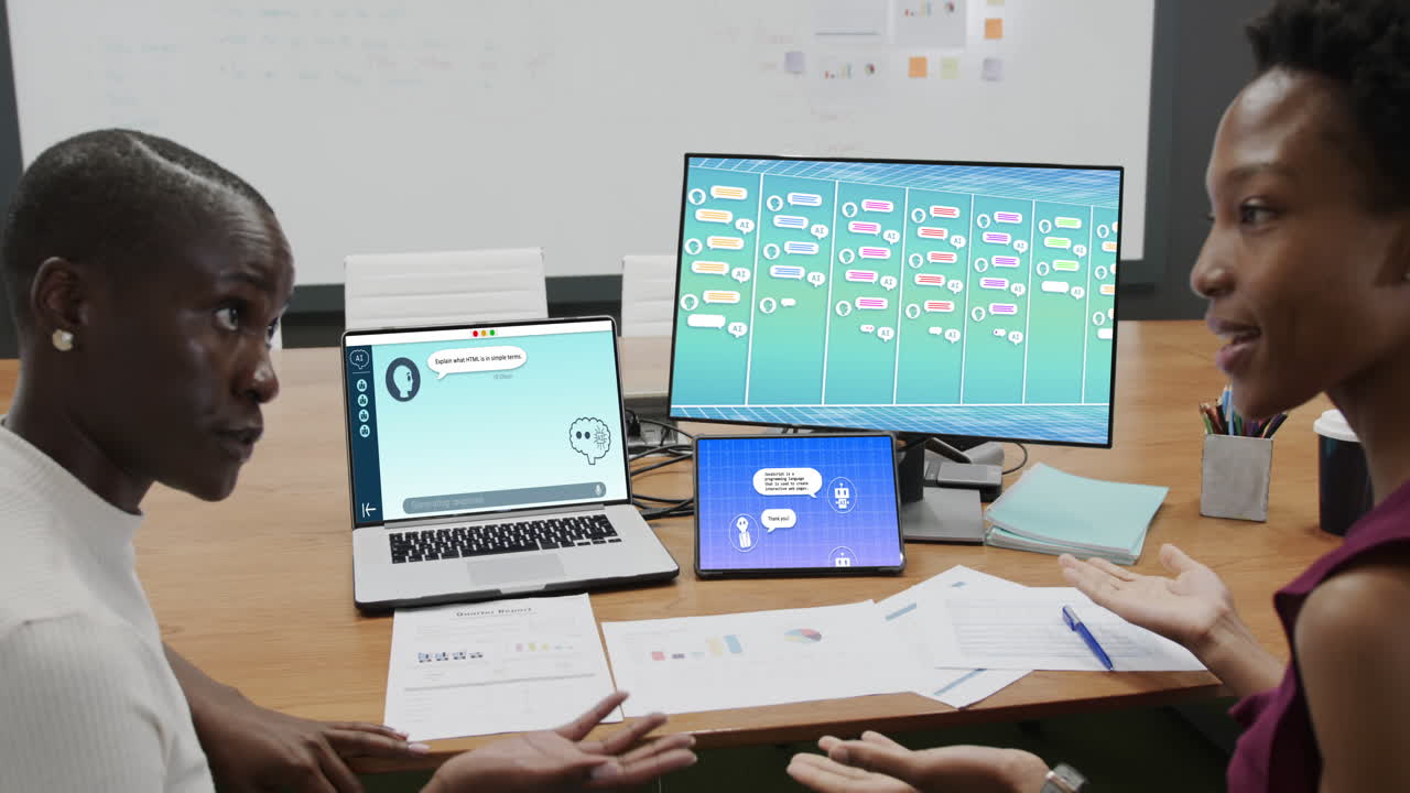 composición de mujeres diversas que usan computadoras portátiles con un chat en la pantalla