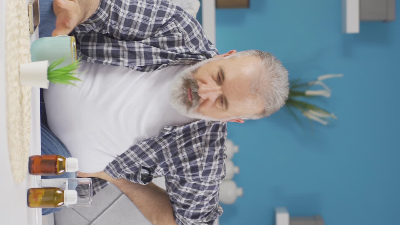 Video verticale dell'anziano malato che beve molta acqua