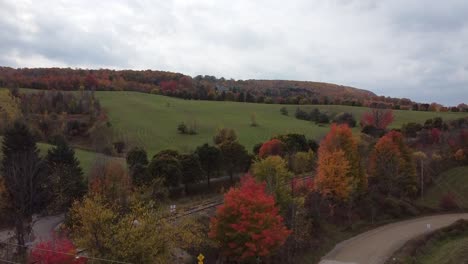 Wunderschöne-Herbstlandschaft-An-Bewölktem-Tag,-Caledon,-Kanada