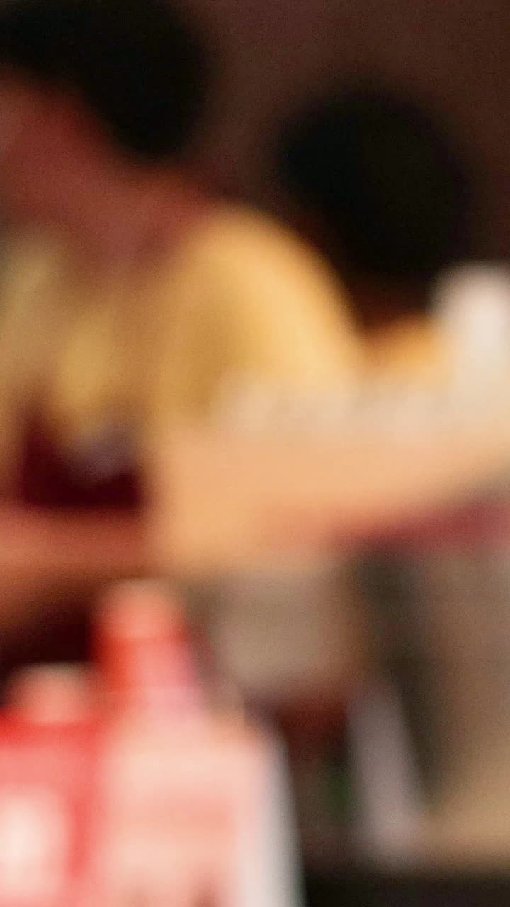 cocineros trabajando juntos en una cocina bulliciosa