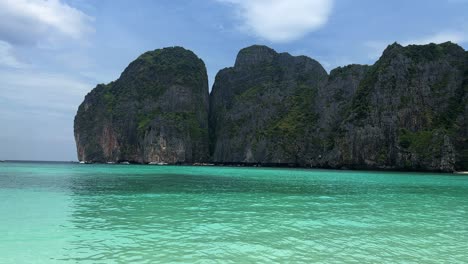 Maya-Bucht-Im-Phi-Phi-Inseln-Nationalpark,-Welle,-Sandstrand-Und-Wunderschönes-Kristallklares-Wasser-An-Einem-Beliebten-Touristenziel-In-Krabi,-Im-Süden-Thailands