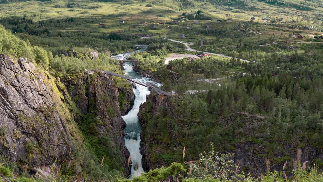 una vista aérea del puente recién construido sobre la magnífica cascada voringsfossen en el parque nacional hardangervidda, noruega-1