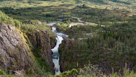 挪威哈丹格維達國家公園 (hardangervidda national park) 的華麗的沃林斯福森<unk>布上方新建的橋<unk>