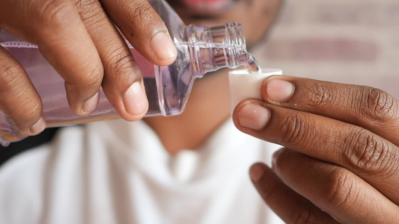 verter el enjuague bucal en una taza