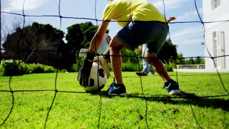 Vater-Und-Kinder-Spielen-Fußball