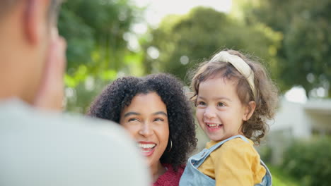 Glückliche-Familie,-Eltern-Oder-Baby-Im-Park-Zum-Spielen