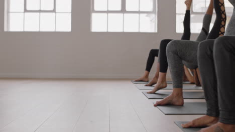 Yoga-Klasse,-Gruppe-Von-Frauen,-Die-Eine-Einbeinige-Brückenpose-Praktizieren,-Trainingshaltung-Trainieren-Und-Im-Fitnessstudio-Meditation-üben