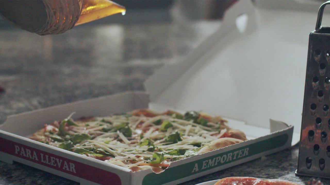 셰프가 채식주의 피자에 소스를  ⁇ 고 있습니다.