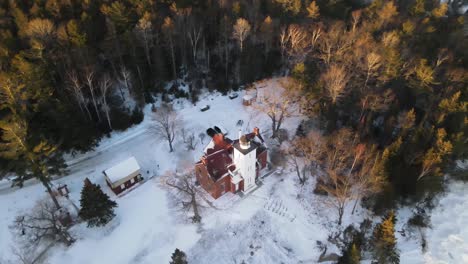 4k-drone-video-of-40-Mile-Point-Lighthouse-in-Presque-Isle-County-in-Michigan-during-the-winter