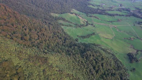 Exuberantes-Montañas-Verdes-Y-Vastos-Campos-En-La-Región-De-Waikato,-Nueva-Zelanda---Toma-Aérea-De-Drones