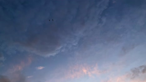 toma de tiempo de nubes doradas en movimiento durante la hermosa puesta de sol en el cielo