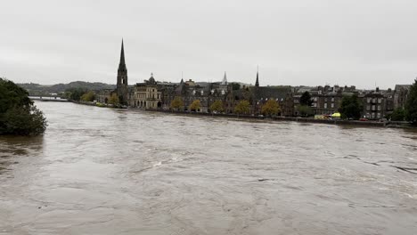 ciudad de perth durante las catastróficas inundaciones en el río tay con el motor de bomberos corriendo en la calle tay-8