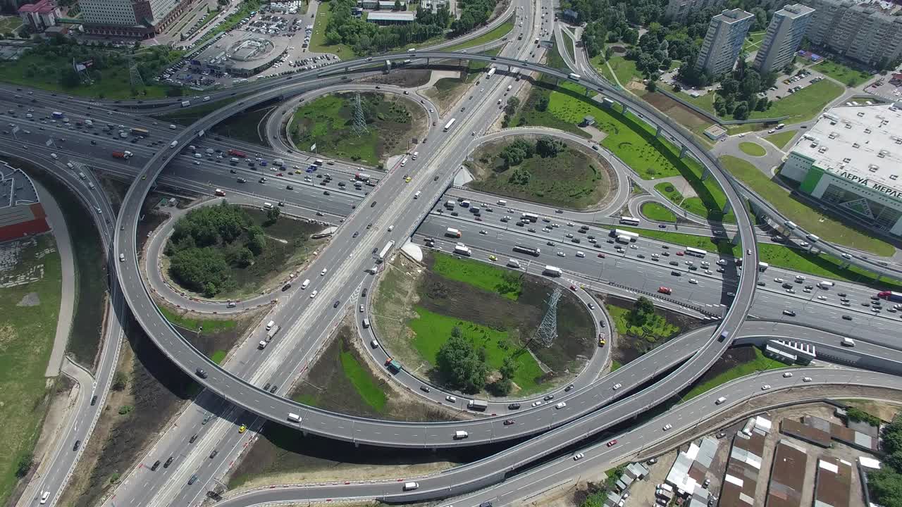 tráfico de transporte en una intersección de dos niveles, vista aérea