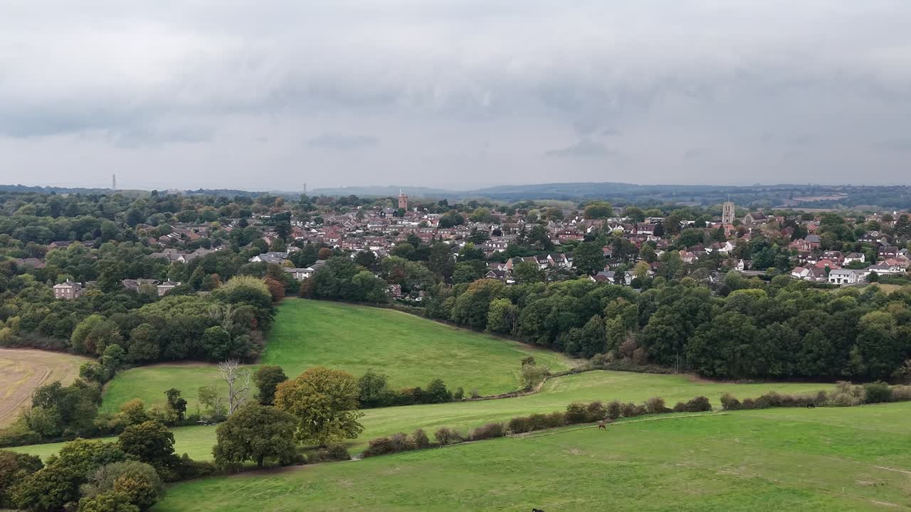 Vista aérea de campos de cultivo en el centro de Epping Town, Essex, Reino Unido