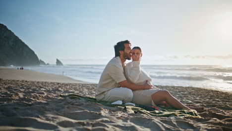 padres expectantes haciendo picnic en la orilla. pareja esperando bebé disfrutando de la playa
