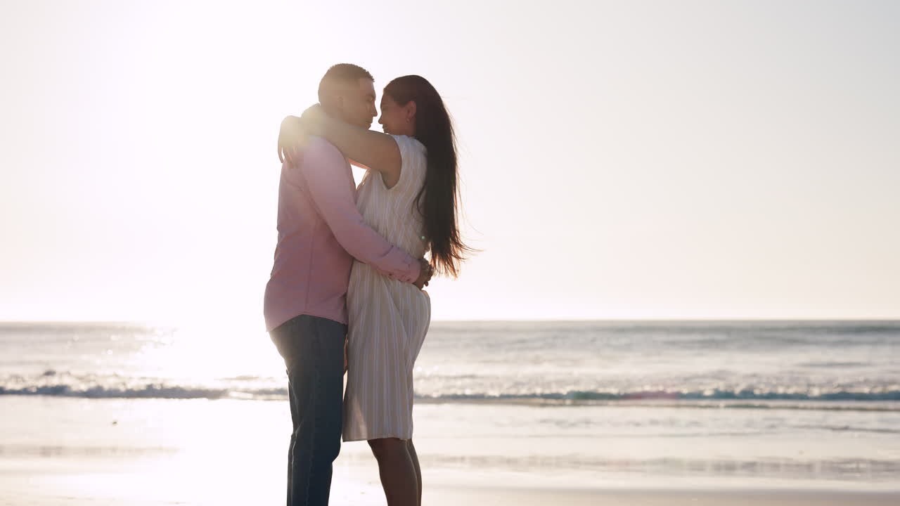 playa, abrazo y beso de pareja al atardecer en el océano