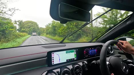 viaje en coche por un camino rural en wrexham