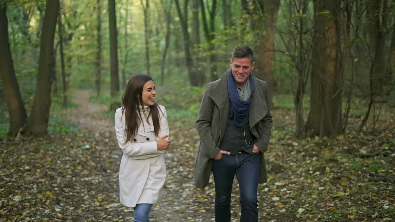 가을 에 공원 에서 산책 하는 부부