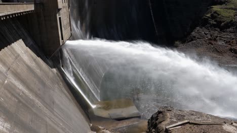 El-Agua-Liberada-De-La-Represa-Hidroeléctrica-Cae-En-La-Piscina-De-Recolección-Debajo-De-La-Pared-De-La-Represa