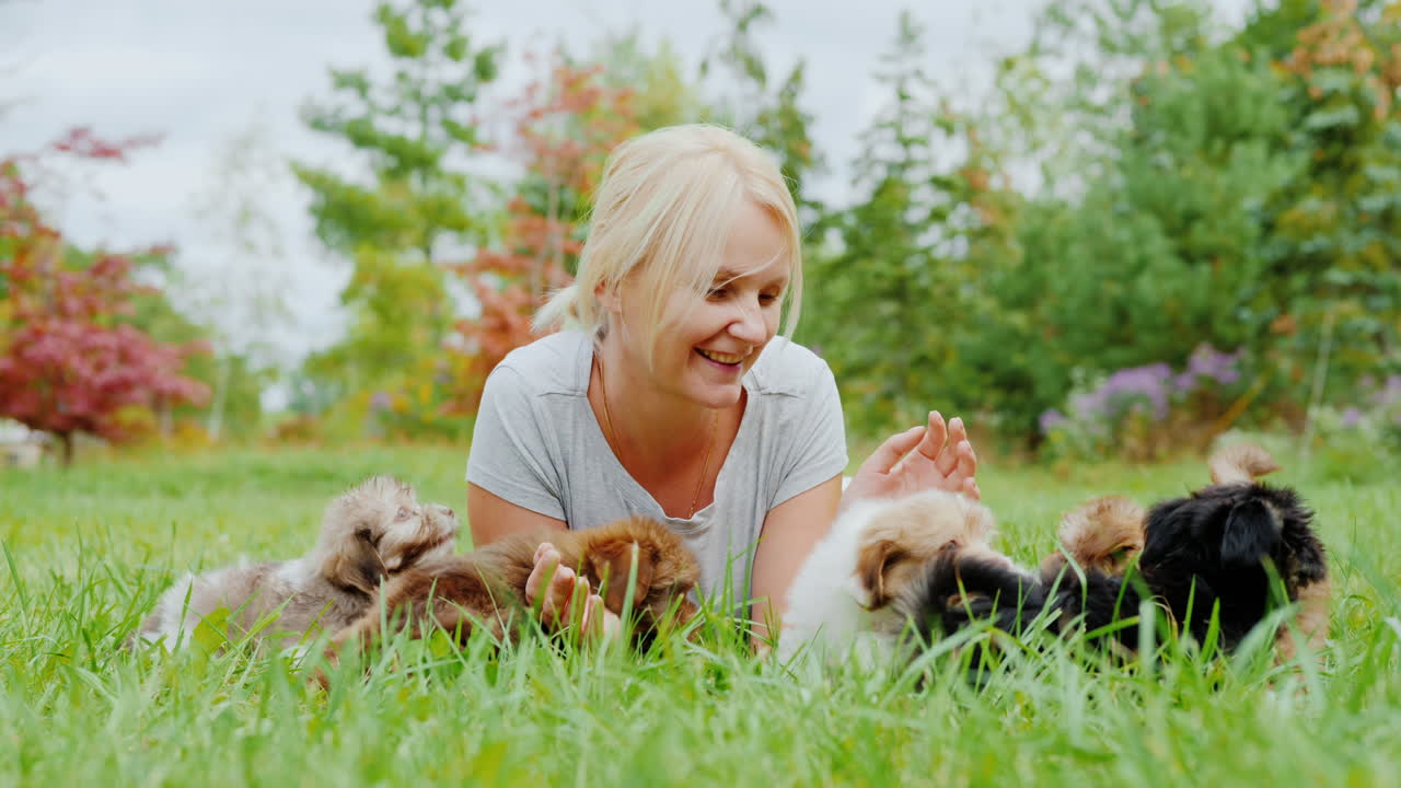 강아지의 쓰레기를 가지고 노는 여자