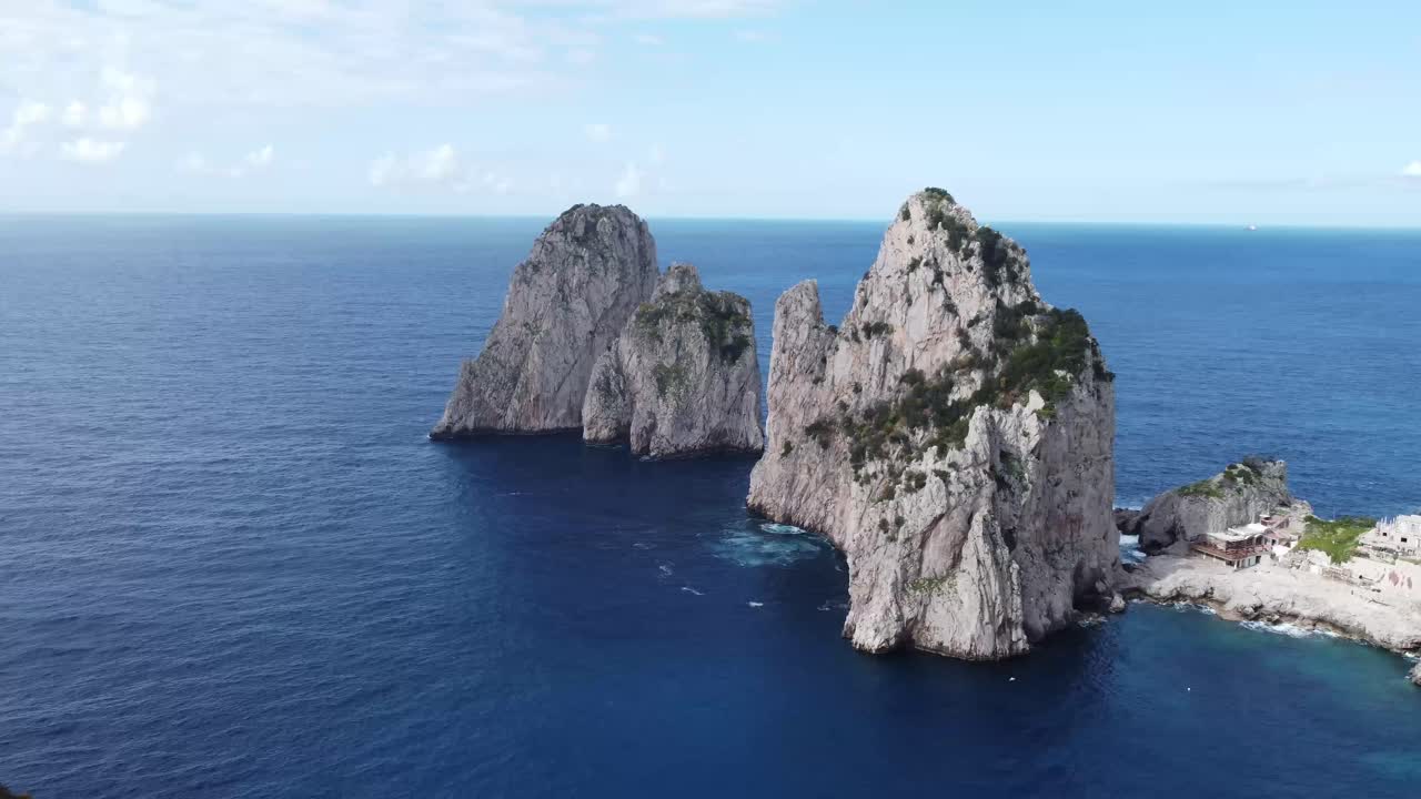 vista icónica de los acantilados faraglioni en la isla de capri, vista de la órbita aérea