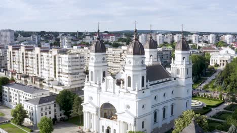 Lado-Occidental-De-La-Catedral-Metropolitana-En-La-Ciudad-De-Iași,-Rumania,-Drone