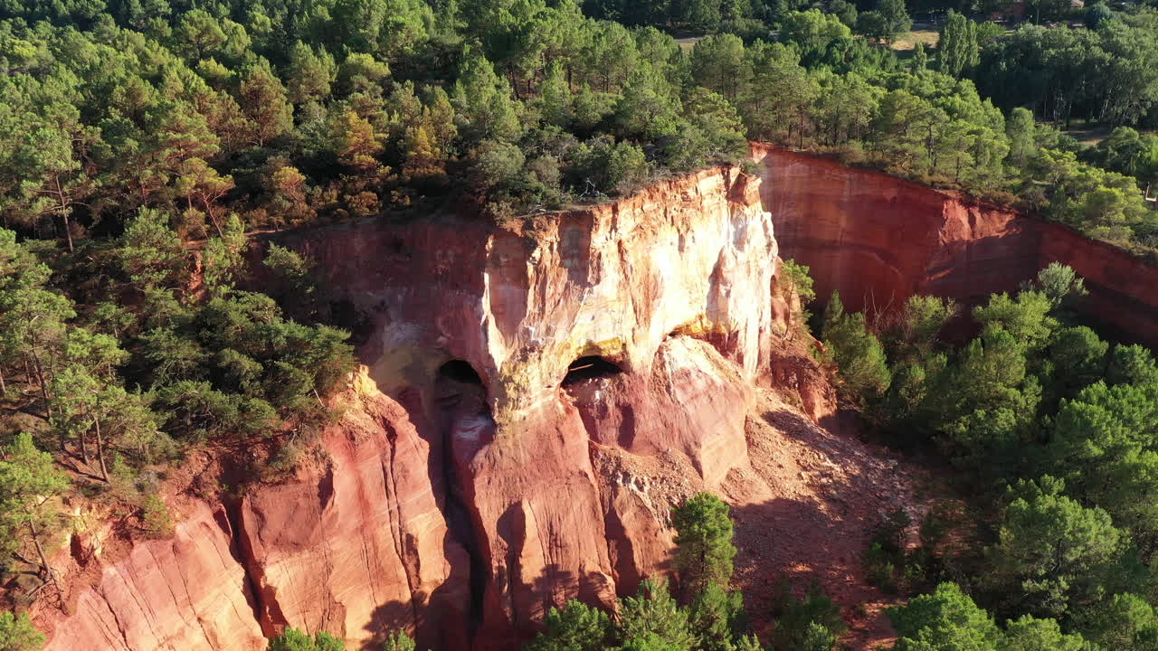 volando sobre una vieja cantera ocre roussillon paisaje aéreo mineral francia
