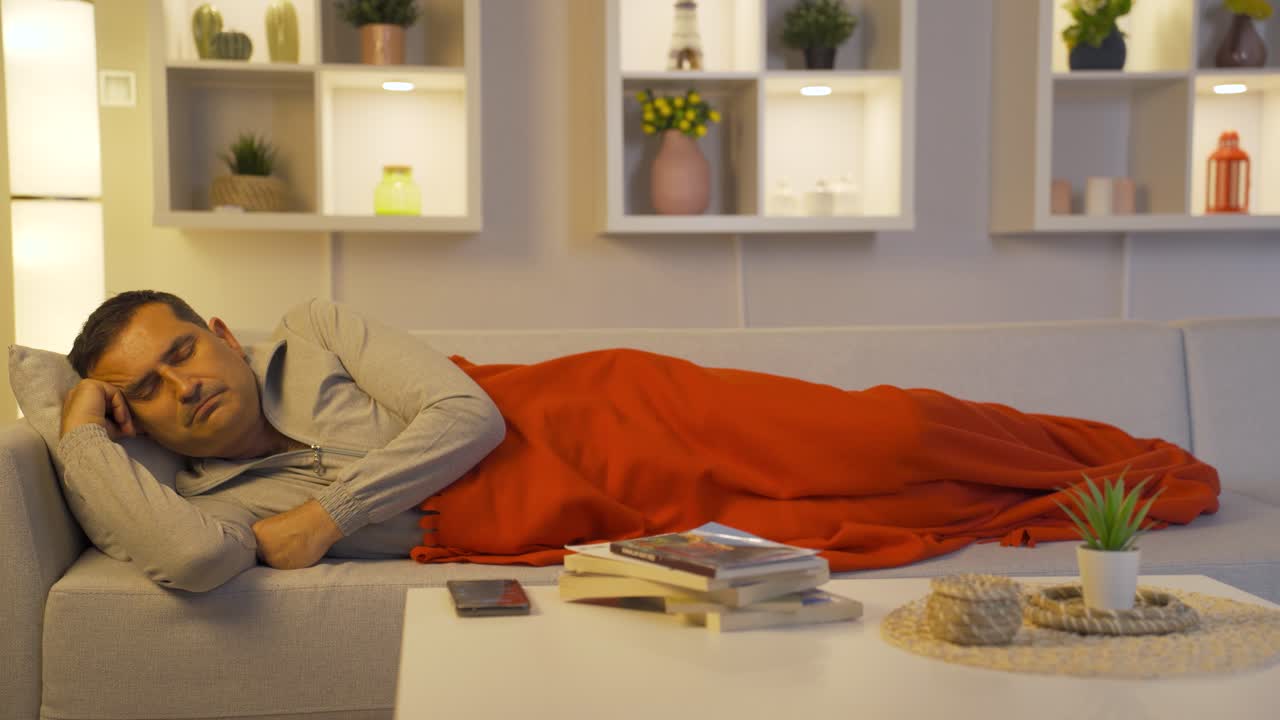 잠에서 알람 시계를 연기하는 남자.