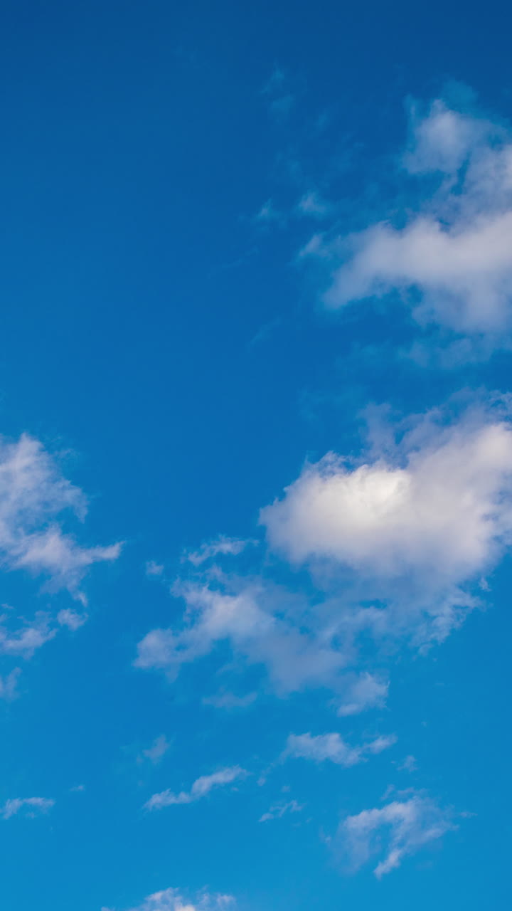 un cielo con nuvole verticali che passano