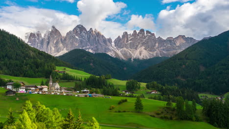 Zeitraffer-St.-Maddalena,-Dolomiten-Italien-Landschaft