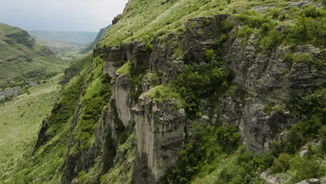 Empinadas-Paredes-De-Roca-En-Imponentes-Acantilados-Cerca-De-La-Fortaleza-De-Khertvisi-En-Aspindza,-Georgia-Del-Sur