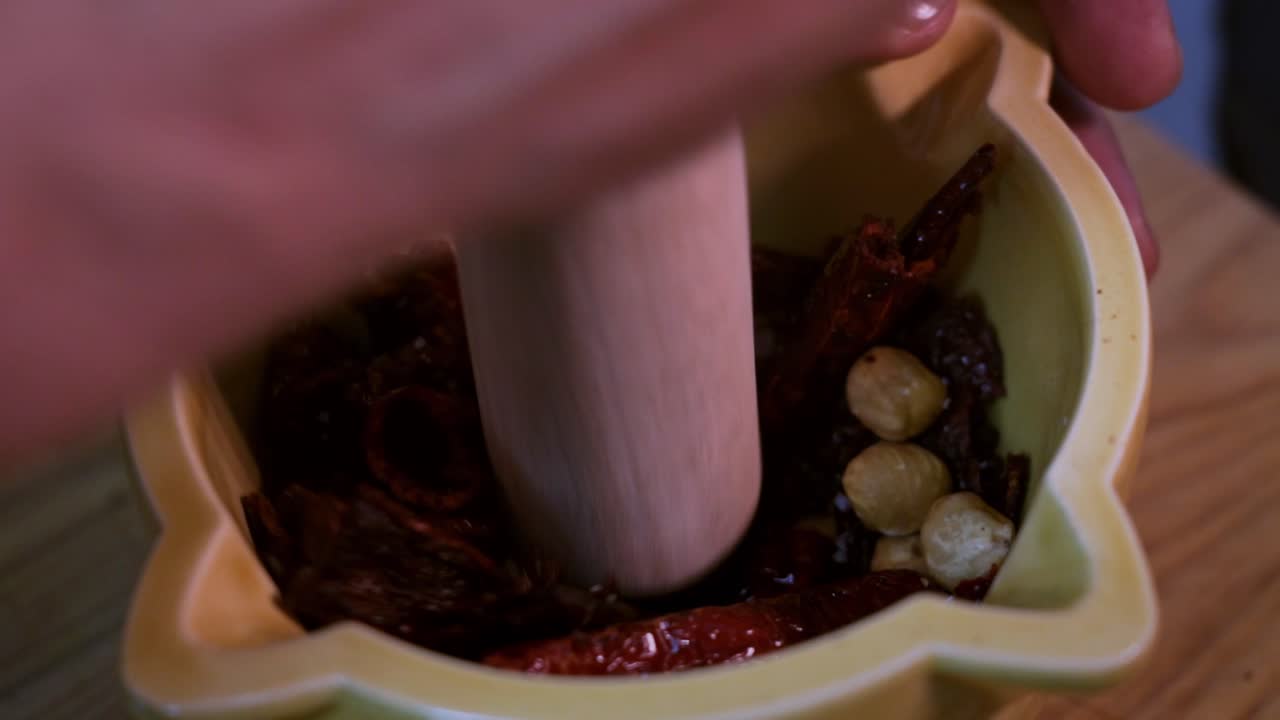 전통적인 그릇에 다진 고추와 마늘 요리