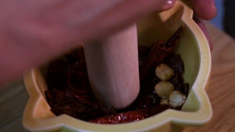 cocinar pica pimientos rojos y ajo en un tazón tradicional