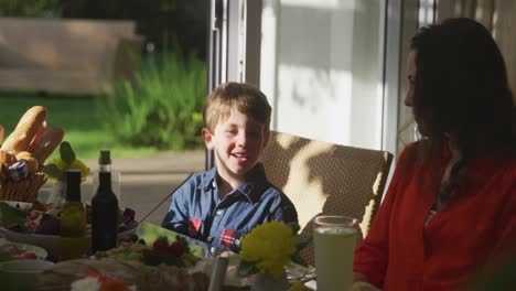 Familia-Comiendo-Afuera-Juntos-En-Verano