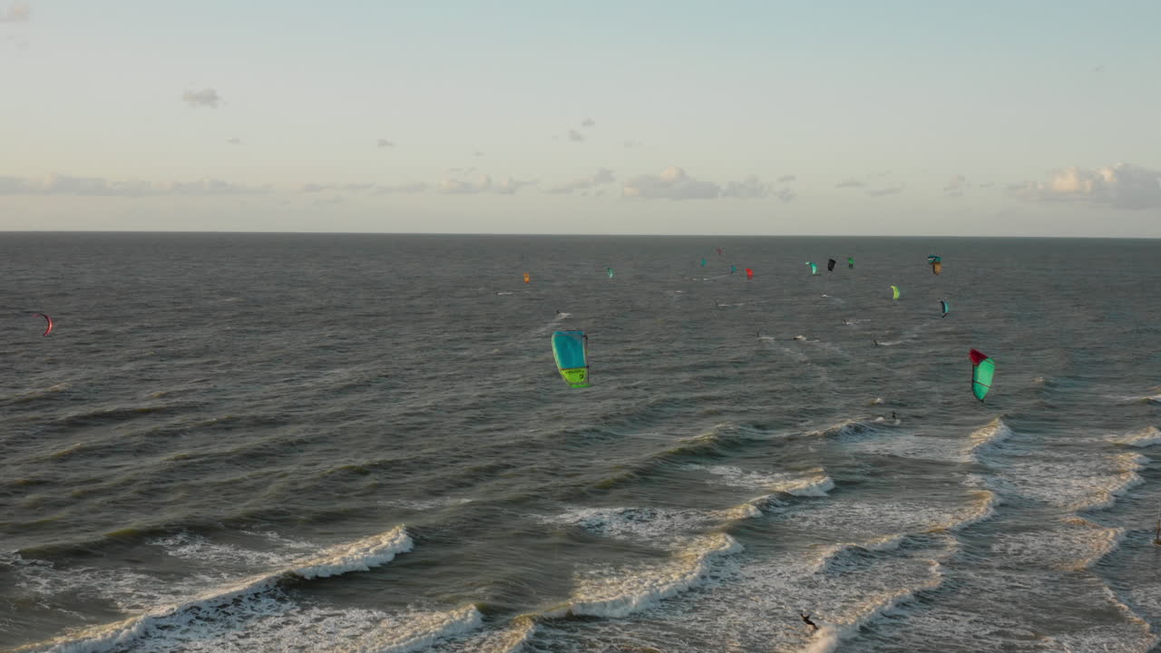 kitesurfistas en la playa cerca de domburg, países bajos