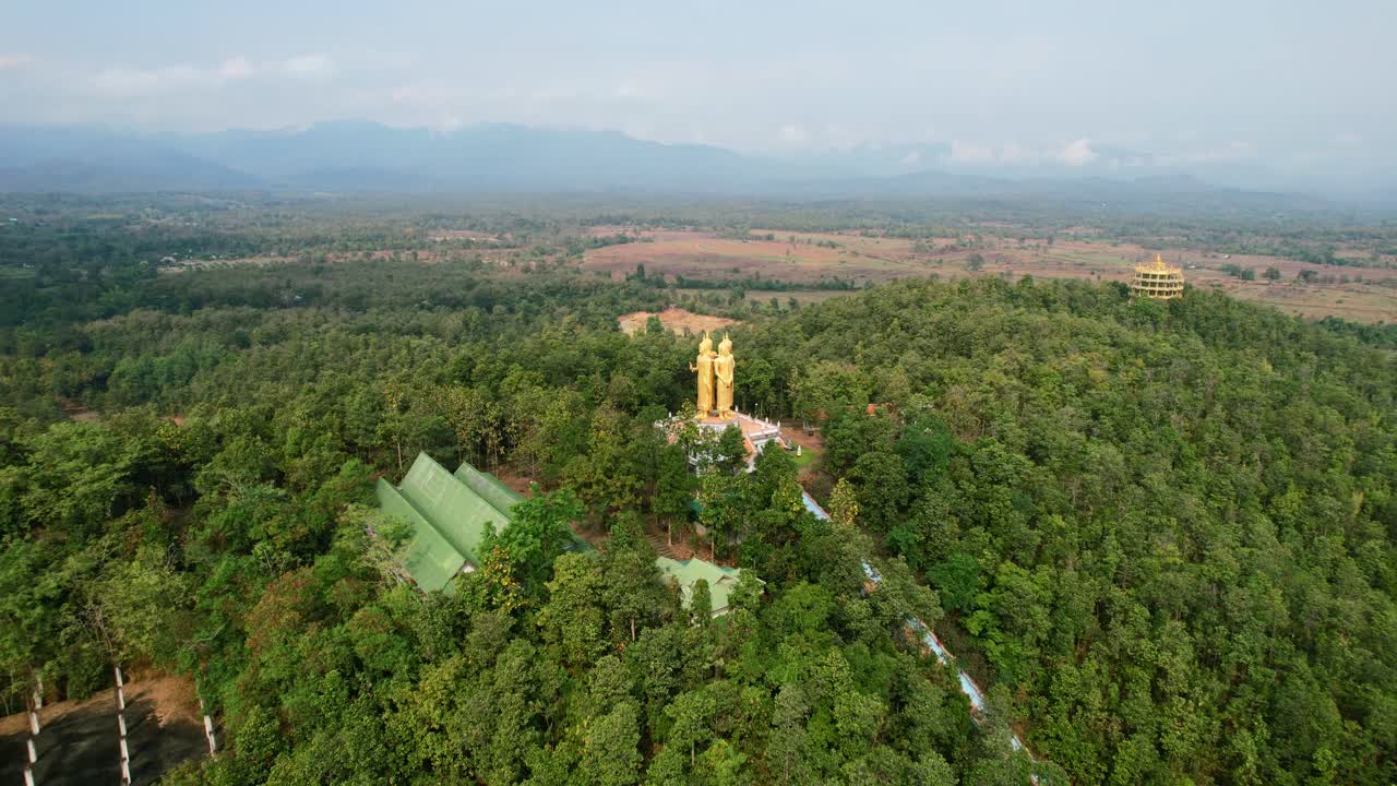 drone aéreo que rodea el wat doi sapanyoo dorado con una gran escalera que conduce a cuatro estatuas de buda únicas ubicadas en las colinas montañosas de chiang mai tailandia rodeadas por un bosque en un día soleado
